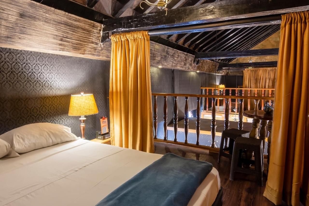Hostal The Clock &