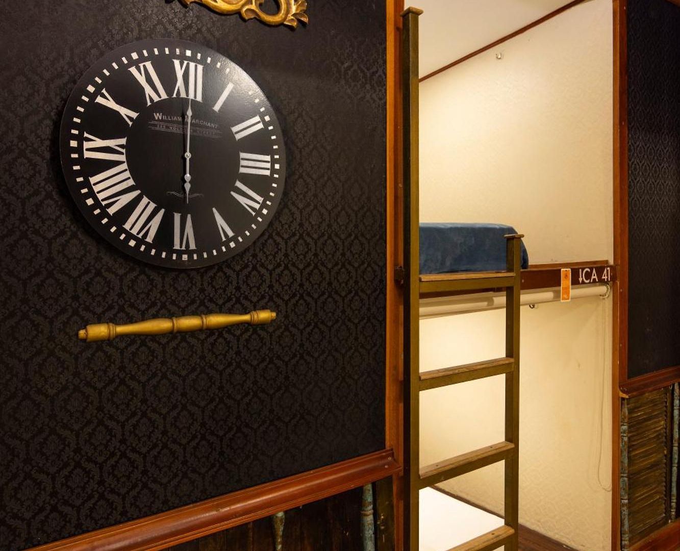 The Clock & Hostal *