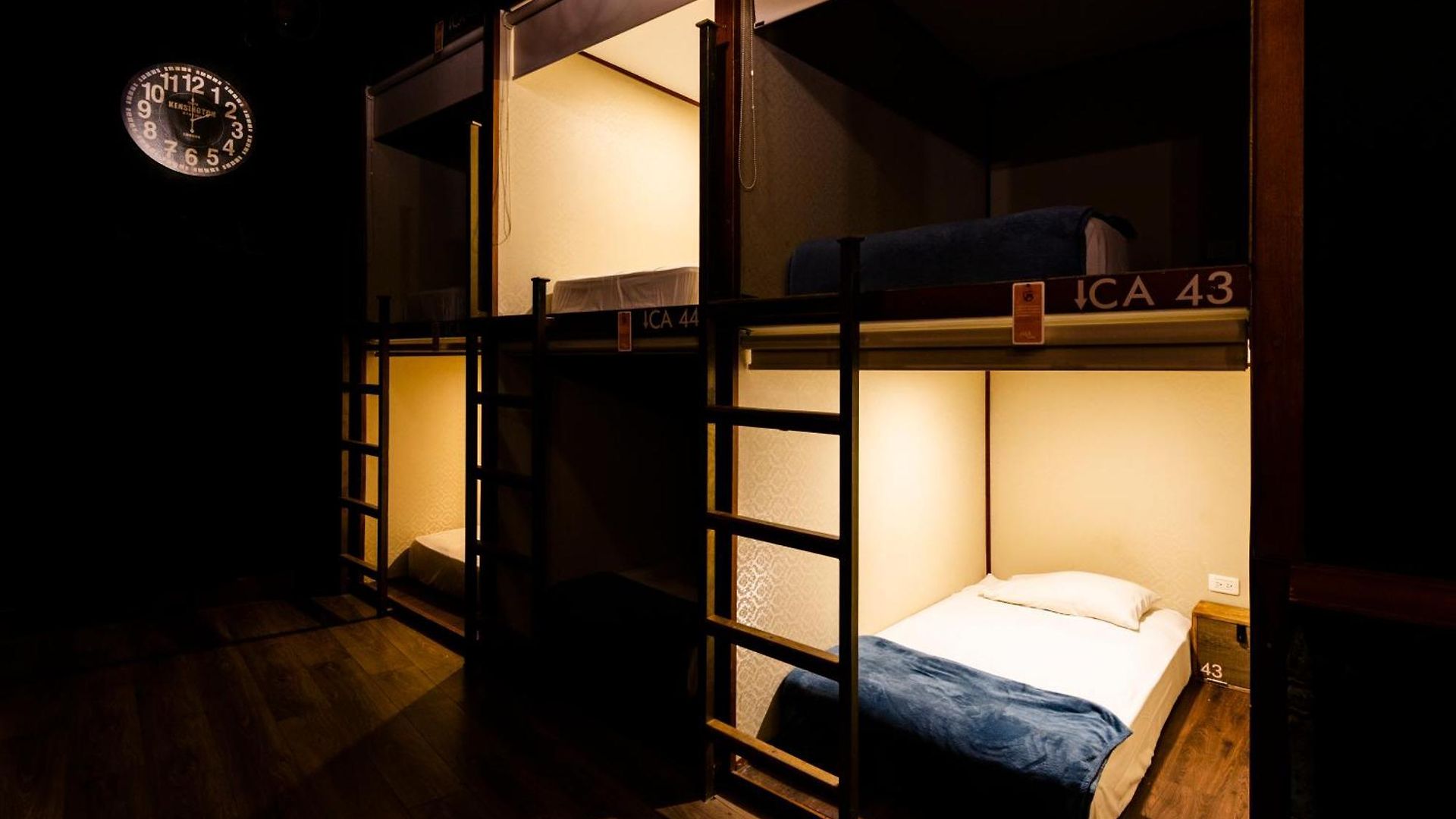 Hostal The Clock & *