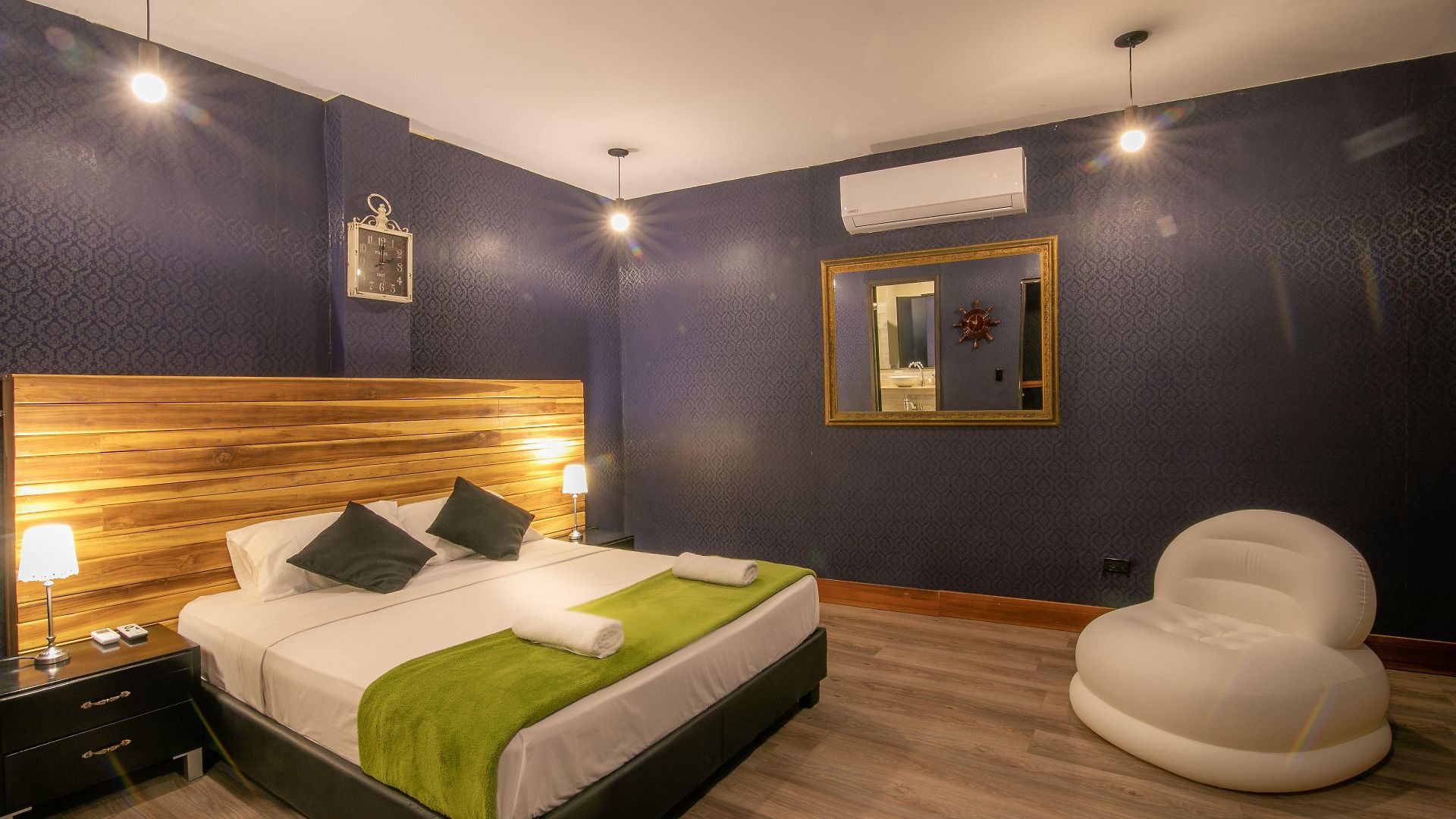 The Clock & Hostal *