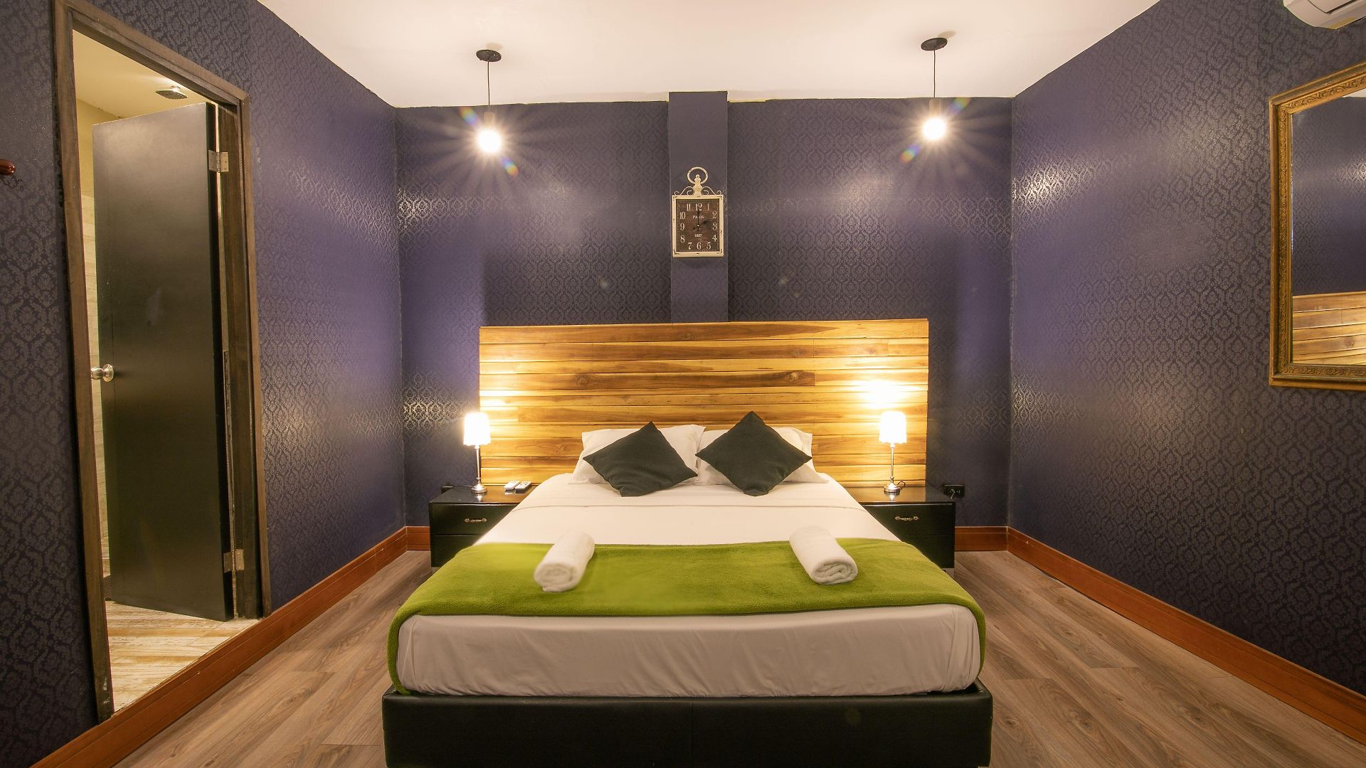 Hostal The Clock &