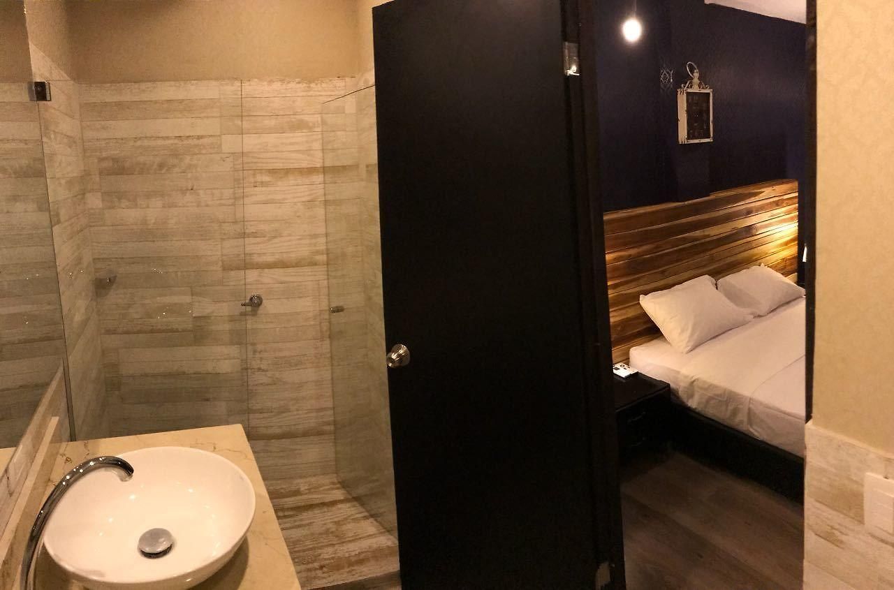 Hostal The Clock &