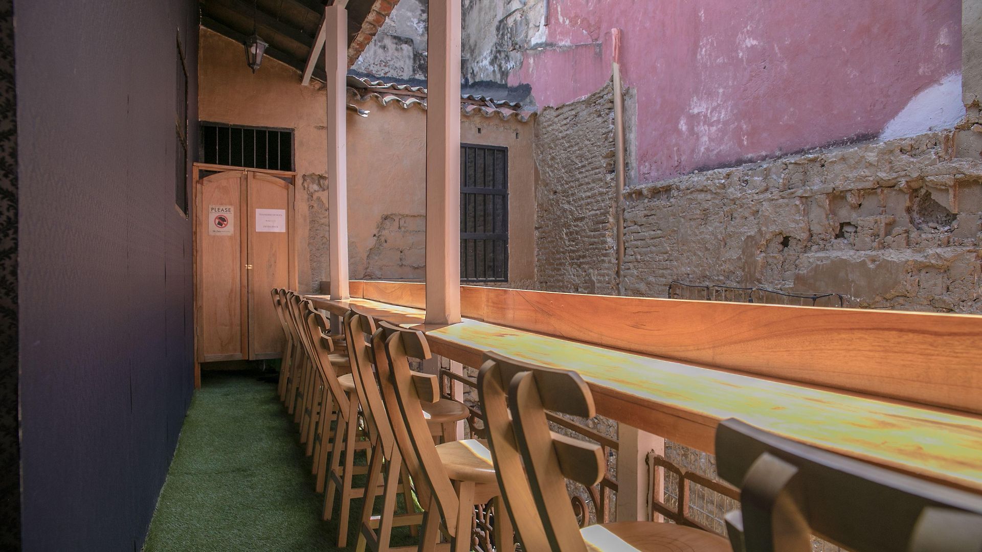 Hostal The Clock &