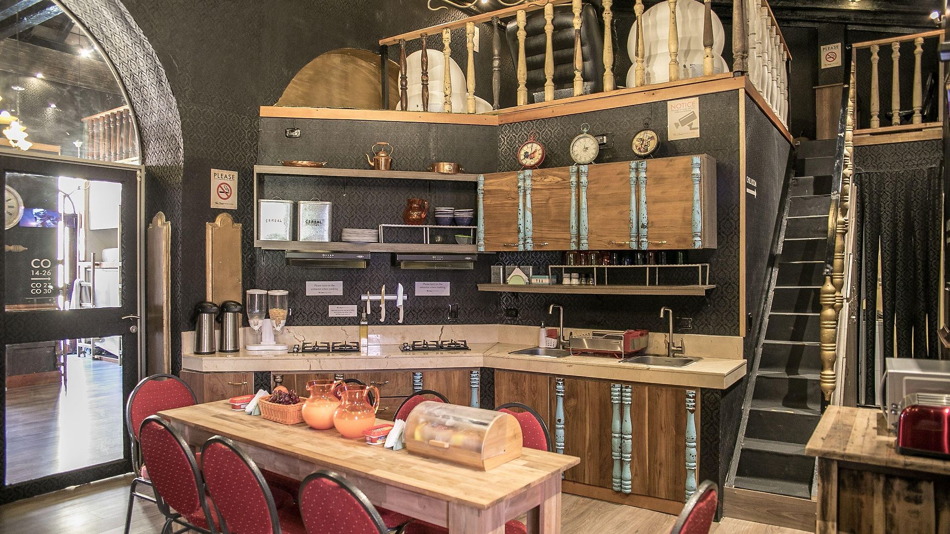 Hostal The Clock &
