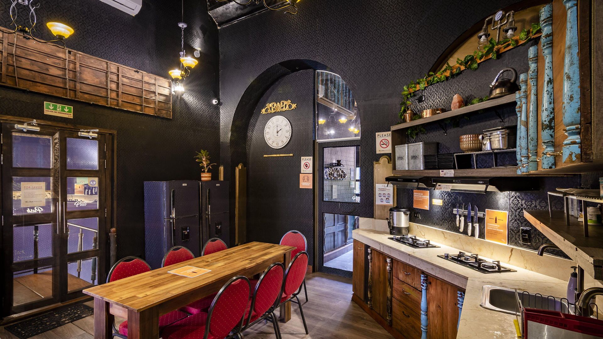 Hostal The Clock &