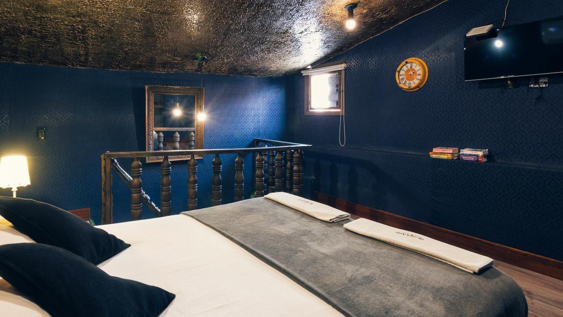 Hostal The Clock & *