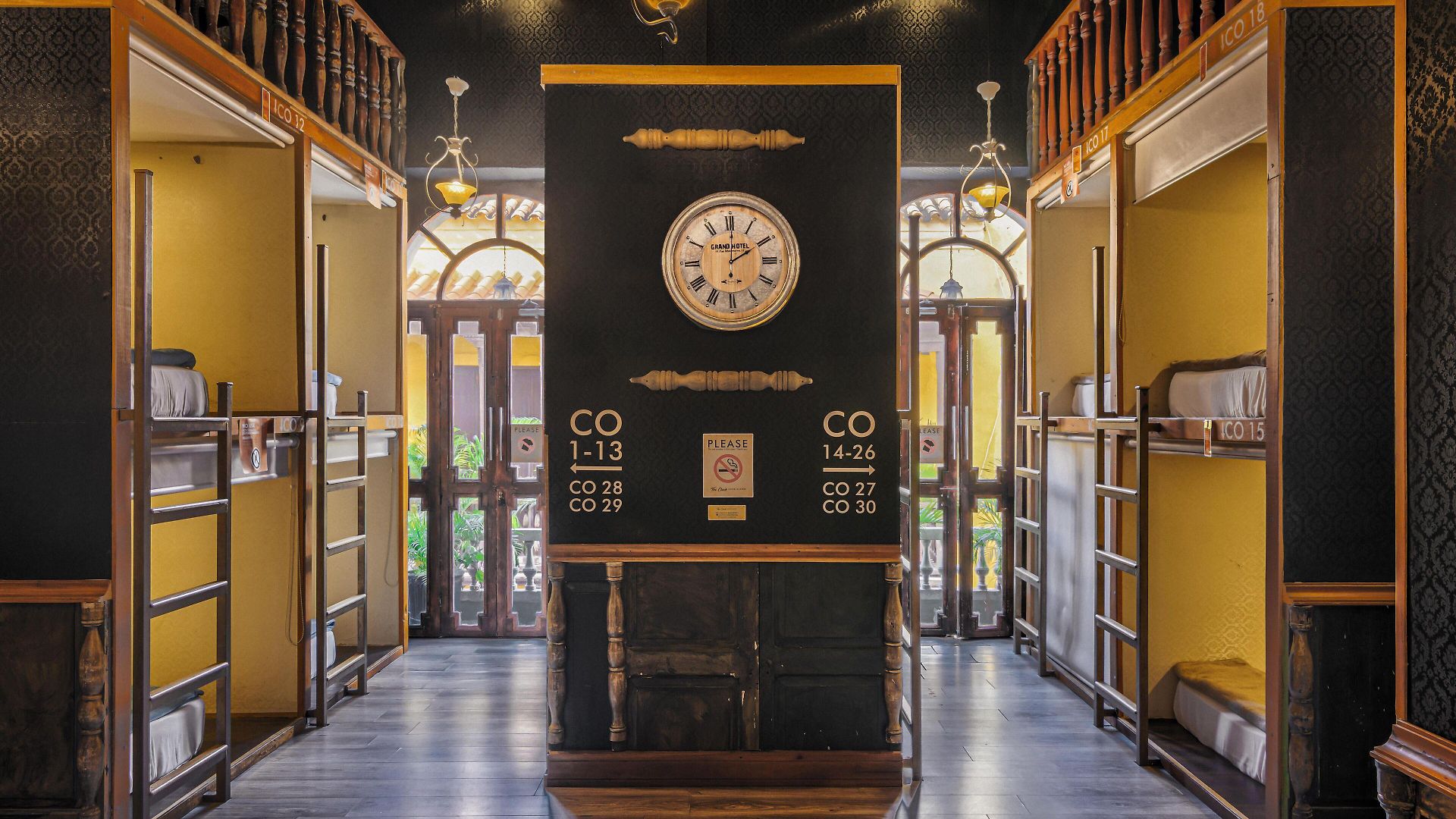 Hostal The Clock &