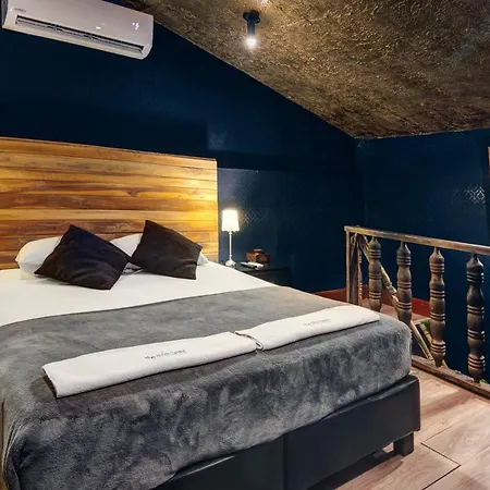 Hostal The Clock & *