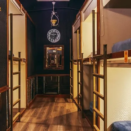 The Clock & Hostal *