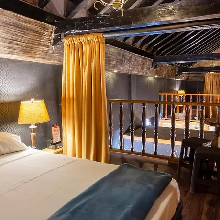 Hostal The Clock &