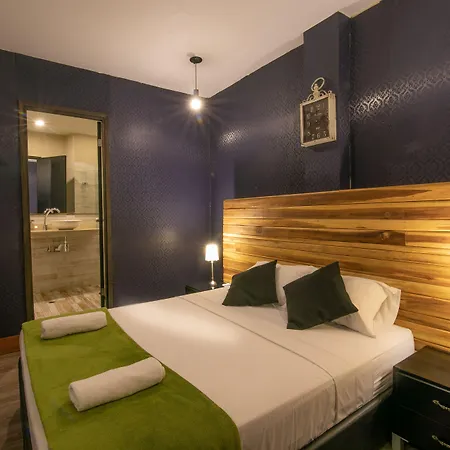 Hostal The Clock & *