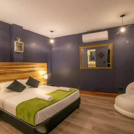 The Clock & Hostal *