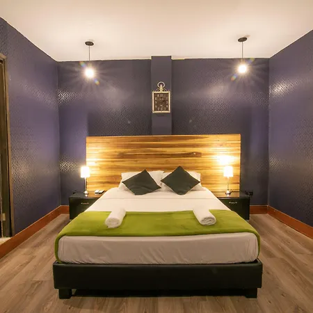 Hostal The Clock &