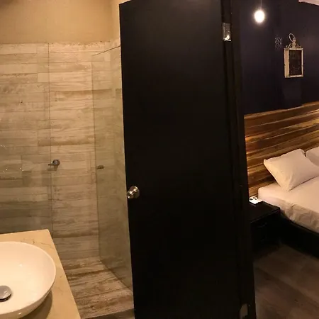 Hostal The Clock &