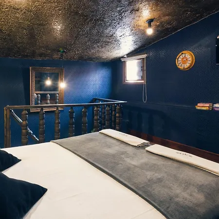 Hostal The Clock & *