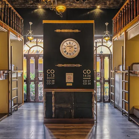 Hostal The Clock &