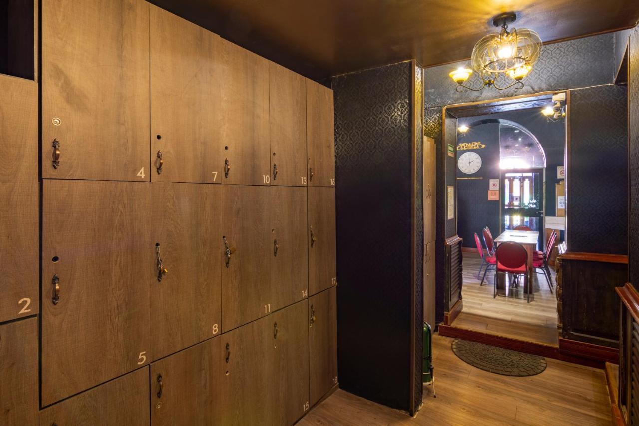 Hostal The Clock & *