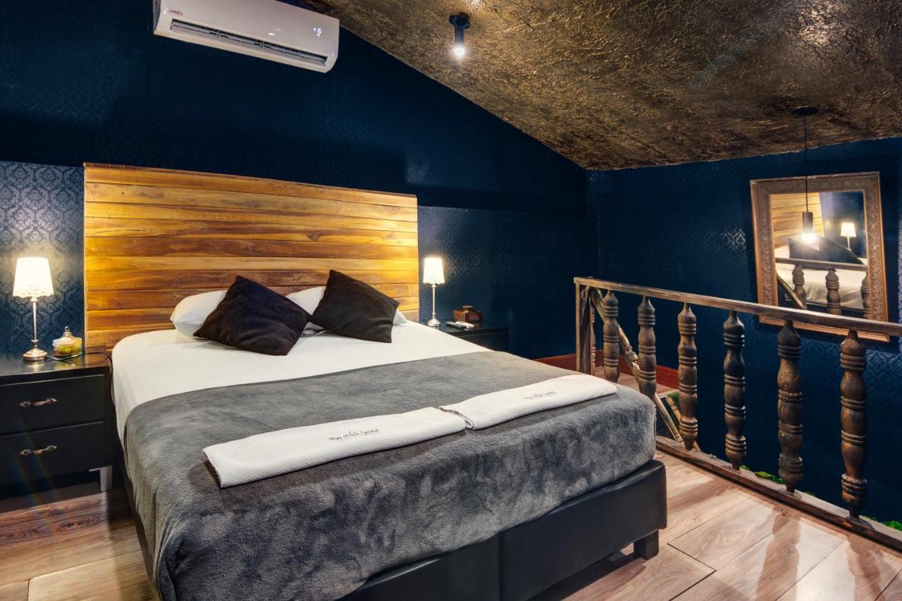 Hostal The Clock & *