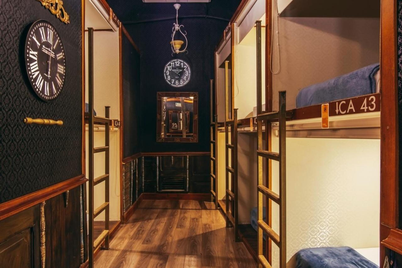 The Clock & Hostal *