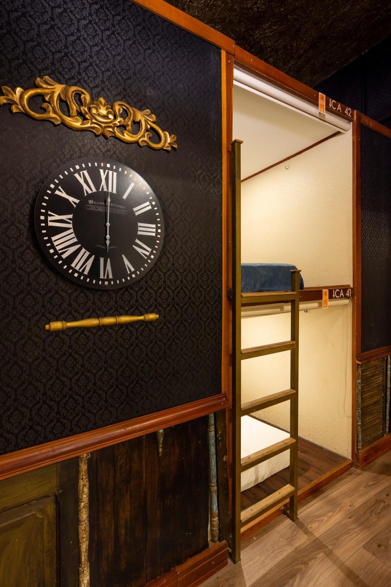 The Clock & Hostal *