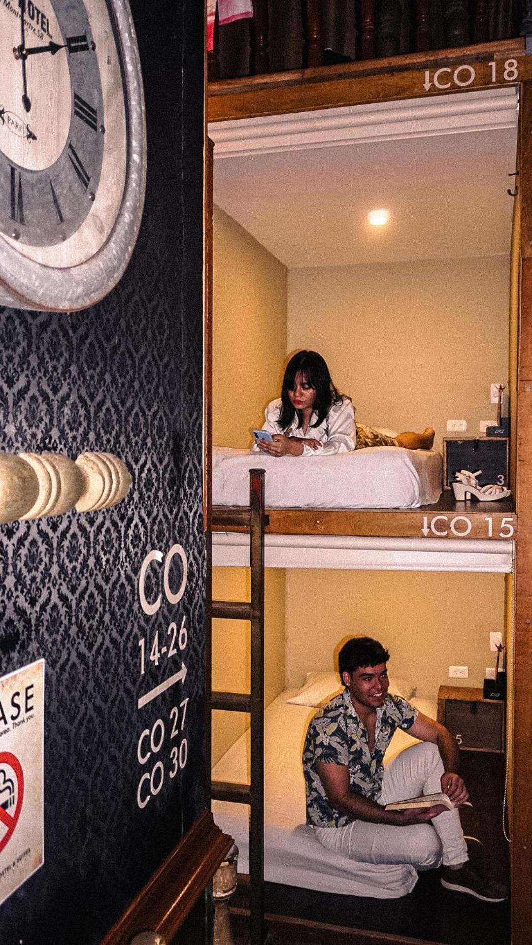 Hostal The Clock & *