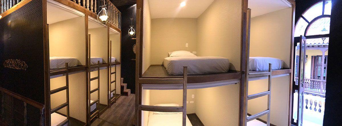 Hostal The Clock & *