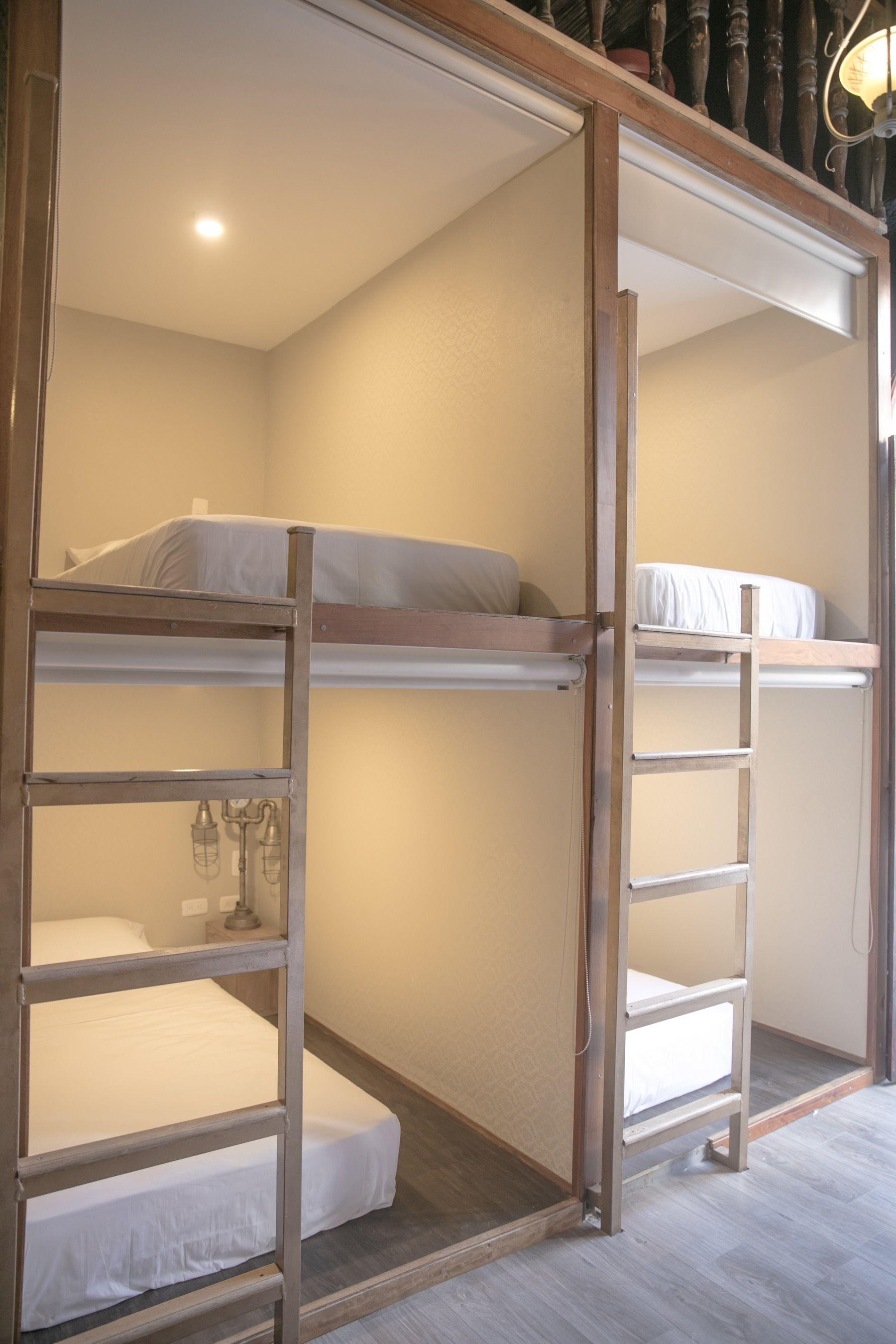 Hostal The Clock & *